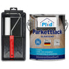 Eine Farbrolle mit rotem Griff in einer schwarzen Schale steht neben einer großen Dose plid Parkettlack Anstreichset glänzend / Satin für Holzböden, einem glänzenden Lack auf Wasserbasis für Holzböden, der in Deutschland hergestellt wird und auf dessen Etikett Treppen und Holzböden abgebildet sind.